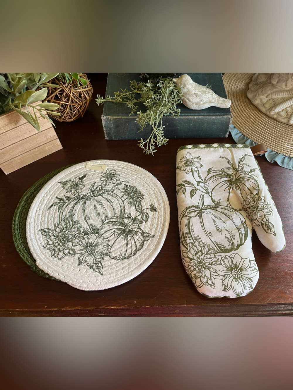 Holly Williams New Fall Oven Mitt and Trivet Set - Picture 1 of 16